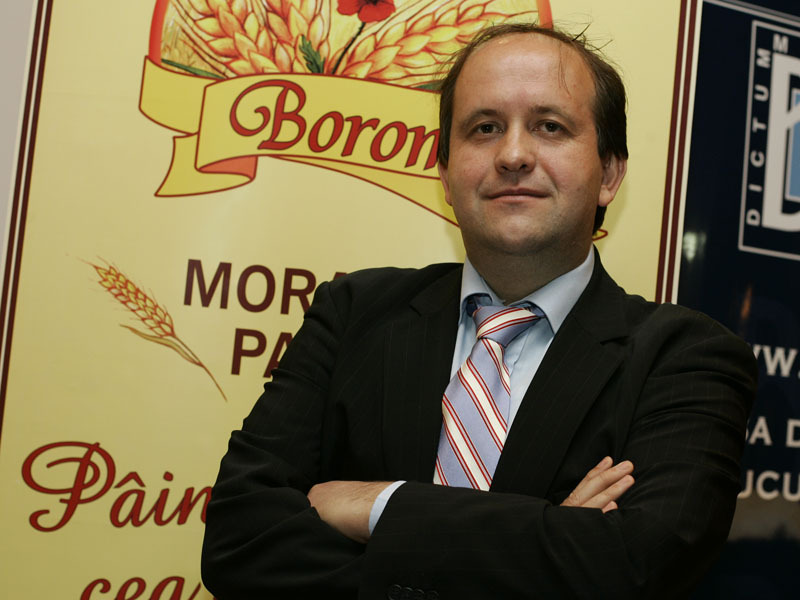 CONSTANTIN BOROMIZ, FONDATOR BOROMIR: „MAGAZINELE PROPRII SUNT IMPORTANTE: ITI DAI SEAMA DE TENDINTE SI CUNOSTI  CLIENTUL LA PRIMA MANA“. Pe principiul „cine nu are magazin sa-si faca“, tot mai multe companii producatoare puneau in 2007 accentul pe dezvoltarea spatiilor proprii de vanzare. Magazinele erau o buna carte de vizita si dincolo de contactul cu utilizatorul final ofereau o serie de avantaje: vizibilitate, cash-flow ridicat, piata de desfacere asigurata si chiar publicitate directa. Inovatia a functionat ca o supapa, cat timp presiunea comerciantilor internationali se accentua pe zi ce trece.