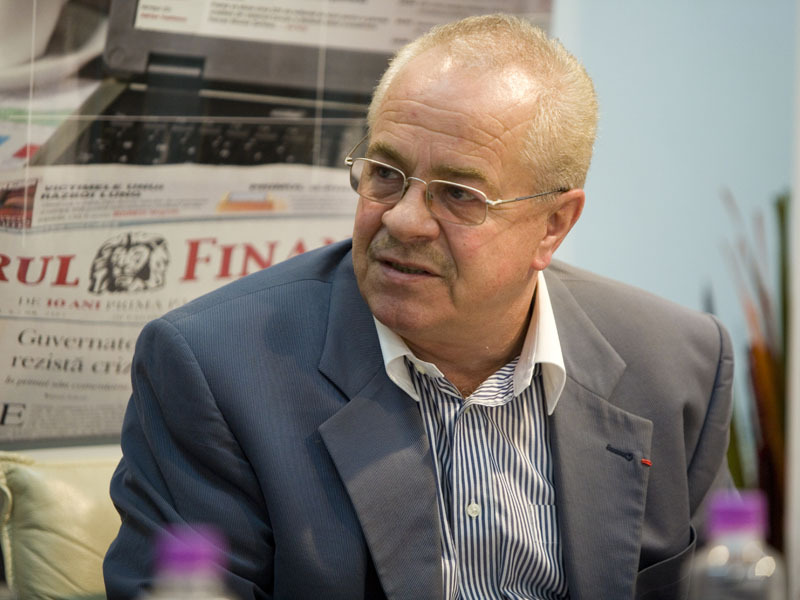 CONSTANTIN STROE, VICEPRESEDINTE DACIA: „RENAULT A FOST CA UN NAS BOGAT LA O NUNTA SARACA, A VENIT CU UN ALAI DE  NUNTASI BOGATI“. O investitie nu inseamna doar niste bani platiti pentru o companie, ci vine cu un intreg ansamblu de efecte si influente in economia unei zone sau a intregii tari. Renault a insemnat nu numai schimbarea la fata a industriei auto din Romania, avand influente majore in bugetul local sau in statisticile de export.