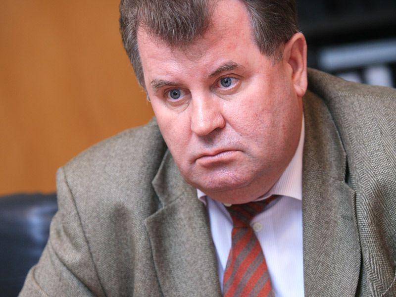 CONSTANTIN TAMPIZA, PRESEDINTE LUKOIL ROMANIA: „NU VA FI BLOCAJ FINANCIAR IN ECONOMIE, PENTRU CA ADMINISTRATIA CONSTIENTIZEAZA NECESITATEA FINANTARII, DE LA FMI SAU DE ORIUNDE, CA BANII NU AU MIROS SI SUNT BUNI, NUMAI SA VINA. DACA NU VOR EXISTA ACESTE FINANTARI, VA FI BLOCAJ SI EXISTA RISCUL SA INTRAM INTR-UN CERC VICIOS CA UCRAINA“. Seful Lukoil Romania se dovedea un pic cam prea optimist, vorbind despre preocuparea autoritatilor pentru finantarea activitatii economice, intr-un text in care anticipam intoarcerea blocajului financiar, un fenomen care parea uitat in perioada de dinainte de 2000. Companiile au mirosit banii de la FMI, dar in flacoane scumpe, ca sa comitem o parafraza la o vorba celebra. 