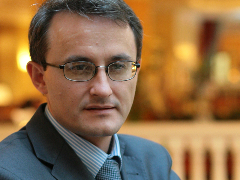 CRISTIAN  HOSTIUC, DIRECTOR EDITORIAL BUSINESS MAGAZIN: „CAND A VAZUT REZULTATELE STATISTICE DUPA PRIMUL TRIMESTRU, CAND TOATA LUMEA ERA FERICITA CU COTA UNICA IN BUZUNAR, PREMIERUL TARICEANU A ANUNTAT CA ECONOMIA DUDUIE. DUPA NUMAI SASE LUNI, CAND VEZI NOILE DATE STATISTICE, CONSTATI CA ECONOMIA L-A INSELAT PE PREMIER. DAR ATAT DE REPEDE“. Intr-un comentariu de la mijlocul anului 2005, Hostiuc intarea o previziune facuta la inceputul lui 2005, cand spunea ca guvernul nu trebuie sa vada in cota unica un medicament miraculos, care va rezolva dintr-o data toate problemele din economia tarii. 