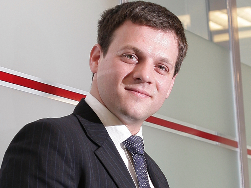 CRISTIAN USTINESCU, DIRECTOR DE INVESTITII DTZ ECHINOX: „A FOST UN AN PRAGMATIC SI DUR CARE A STRIVIT SPERANTA SI A SUFOCAT INCREDEREA IN MIRACOLE“. Concluzia lui Ustinescu, investment director la firma de consultanta imobiliara DTZ Echinox, venea la capatul unui an 2009 care a lasat in urma sa proiecte de peste trei miliarde de euro blocate, dezvoltatori intrati in insolventa, rasturnari de ierarhii si o scadere drastica a veniturilor pentru cei care in anii precedenti au incasat sume considerabile din operatiunile derulate in piata imobiliara.