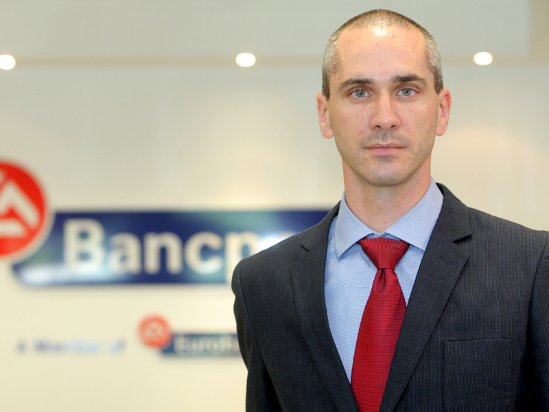 DAN BUCSA, ECONOMIST-SEF AL BANCPOST: „ESTIMAREA PRELIMINARA PENTRU 2010 ARATA O CONTRACTIE ECONOMICA DE APROXIMATIV 2,5-3%“. Respectiva estimare preliminara era formulata la inceputul lui iulie, intr-un moment cand previziunea oficiala a Guvernului, aceeasi cu cea a FMI, indica pentru anul in curs o scadere a PIB de circa 1,9%, iar reprezentantii Executivului selectau in discursurile publice numai „semnele bune“ si „speranta“ intr-o depasire mai rapida a recesiunii.