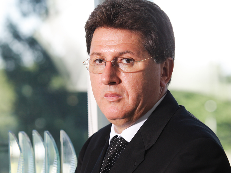 DAN PASCARIU, PRESEDINTE UNICREDIT TIRIAC BANK: „PIATA IMOBILIARA VA RAMANE ATRACTIVA CEL PUTIN IN URMATORII 4-5 ANI, DESI MARJELE DE PROFIT VOR CONTINUA SA SCADA“. Evident, toti cei care si-au plasat banii in proprietati erau optimisti, la inceput de 2008, in privinta evolutiei viitoare a sectorului. Printre ei, presedintele Unicredit Tiriac Bank, care investea, alaturi de alti parteneri, intr-un complex rezidential de 60 de milioane de euro in Bucuresti. Piata nu a ramas atat de atractiva pe cat se asteptau analistii, iar surpriza nu a fost placuta.