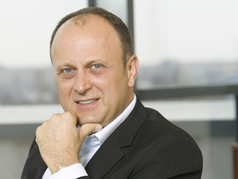 DAN SUCU, PRESEDINTE MOBEXPERT: „MOMENTUL IN CARE AI AVERE SUFICIENTA ESTE ATUNCI CAND NU TE MAI UITI LA NOTA DE PLATA SAU LA PRETURILE DE PE ETICHETE“. Pentru unii, cateva zeci de mii de euro par o avere nemaivazuta. Pentru altii insa sunt de fapt ceva maruntis, iar linistea lor financiara incepe de la cifre cu cinci-sase zerouri. „E mult mai greu sa ajungi de la zero la cinci milioane decat de la cinci la cincizeci”, spunea cu aceeasi ocazie Șucu, dovada in plus ca ordinul de marime poate varia enorm, in functie de idealuri, de pregatire sau de domeniul in care acea persoana si-a cladit averea.