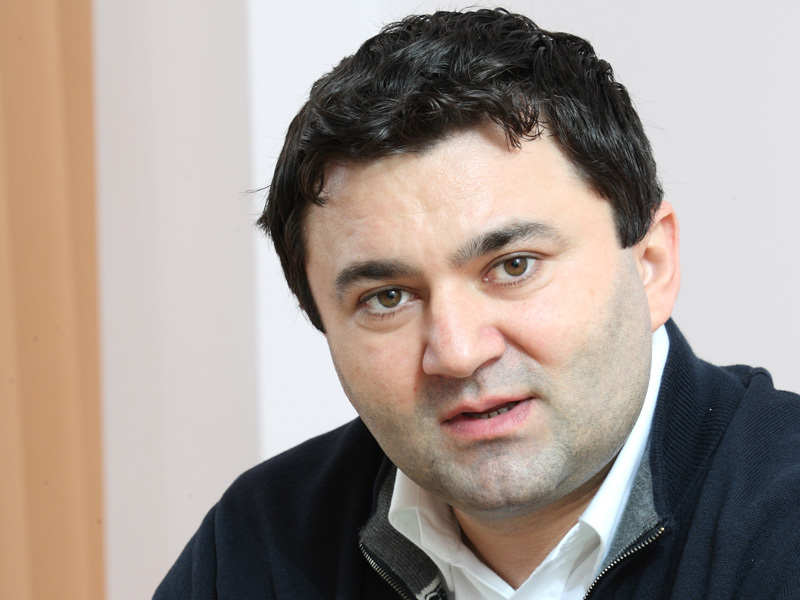DANIEL GUZU, INVESTITOR: „CRED CA PRODUCTIA DE VIN ESTE IDEALA PENTRU DEZVOLTAREA UNEI AFACERI DE  FAMILIE“. Eliberat de presiunea producatorului de vopsea Fabryo, Daniel Guzu descopera cum e sa ai timp liber si bani pentru investitii in alte domenii - o rasplata la care au tanjit multi oameni de afaceri, dar din care au gustat ceva mai putini. Este un proces de rafinare care include si caderi ale pietei imobiliare, dar si refugiul in 95 de hectare de vita-de-vie.