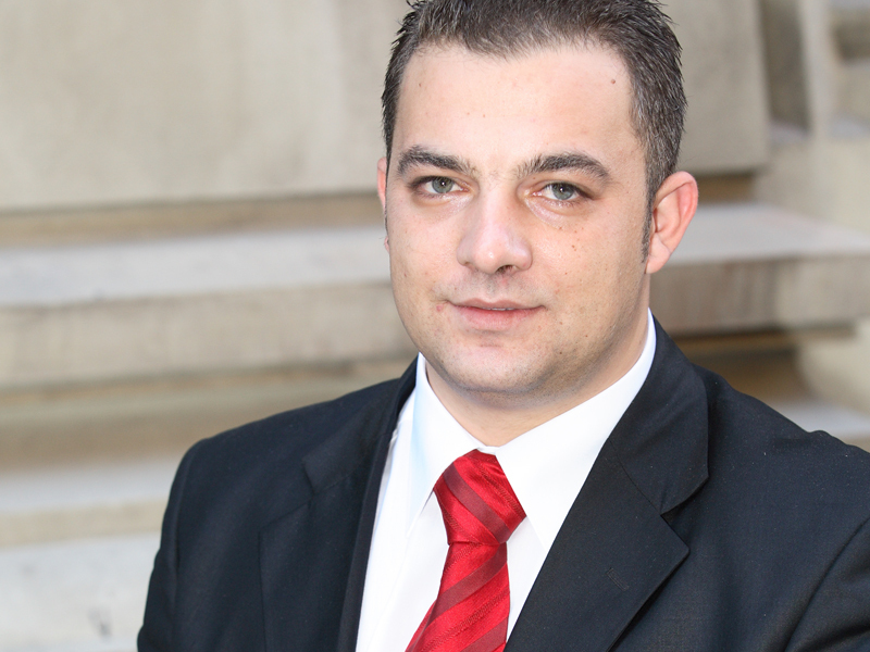 DANIEL MISCHIE, COO TROTTER PRIM: „AVEM IN MEDIE INCASARI DE 3.000 DE EURO PE ZI LA SAORMERIA DIN CENTRUL ISTORIC SI CAM 8.000 DE EURO PE WEEKEND“. „Afacerea Șaorma“ a fost un cover story de la inceputul lui 2010 in care BUSINESS Magazin ajungea la concluzia ca afacerile din domeniu cumuleaza rulaje de 200 de milioane de euro anual. Atat mici intreprinzatori, cat si jucatori mai mari din lumea restaurantelor au mizat pe un concept de criza generator sigur de profituri.