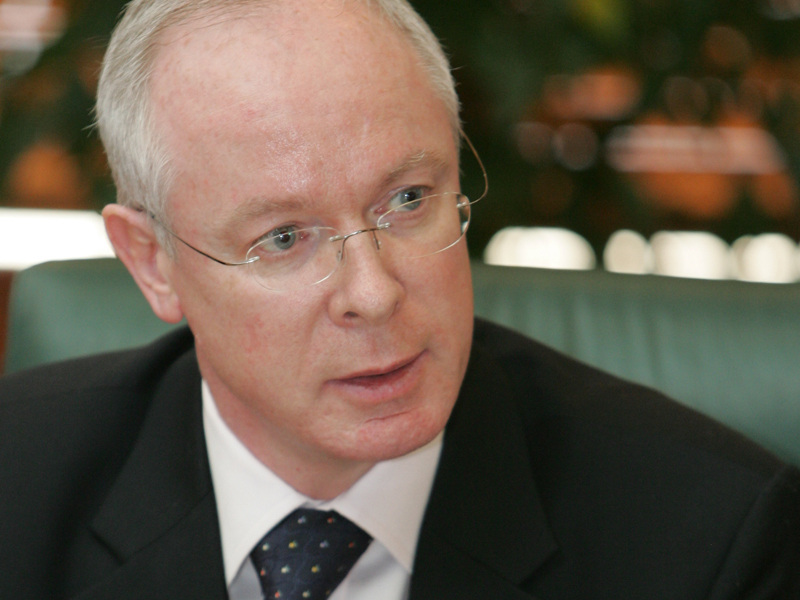 DOMINIC BRUYNSEELS, CEO BCR: „ROMANII SUNT DESTUL DE EMOTIONALI. IN PERIOADE DE BOOM ECONOMIC DEVIN CHIAR EUFORICI, IAR CAND VINE UN DECLIN SUNT MAI DEPRIMATI DECAT AR FI CAZUL“. Șeful celei mai mari banci din tara isi sintetiza astfel concluziile despre comportamentul consumatorului roman, anticipand ca apetitul pentru credite va reveni, „pe masura ce oamenii mai prind incredere“ in iesirea din recesiune. Bruynseels a fost recrutat in 2008 de Erste Bank spre a-l inlocui la sefia BCR pe Manfred Wimmer, primul presedinte al bancii dupa privatizarea cu grupul austriac.