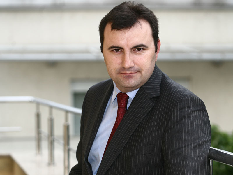 DORIN BOBOC, FOST ȘEF AL ALLIANZ- TIRIAC PENSII: „NU TOTI CEI 280 DE MILIOANE DE AMERICANI ISI DORESC SA DEVINA MANAGERI, POLITICIENI SAU ANTREPRENORI“. In 2009, pe varful crizei economice, a inceput sa se puna din ce in ce mai des problema mentalitatii romanilor, iar una dintre concluzii a fost ca romanii nu mai vor sa mai faca munca de jos, cel putin nu in Romania. Peste 2 milioane de romani erau in 2009 plecati la munca in strainatate.