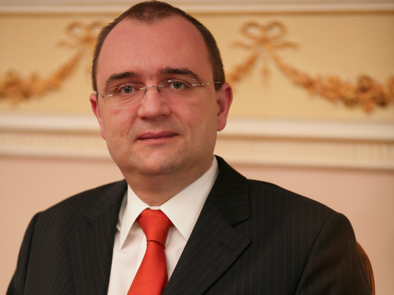 DORU BOSTINA, FONDATOR BOSTINA SI ASOCIATII: „UN AVOCAT POATE CASTIGA ACUM INTR-O SINGURA ORA LA FEL DE MULT CAT ERA CONSIDERAT UN SALARIU ATRACTIV IN URMA CU 15 ANI“. Avocatii fac parte dintre specialistii cel mai bine platiti din Romania. Nici macar criza nu i-a afectat foarte mult, in conditiile in care au gasit noi oportunitati de crestere, precum conflictele de munca sau recuperarea de credite. Veniturile lor raman pentru multi si acum prohibitive.