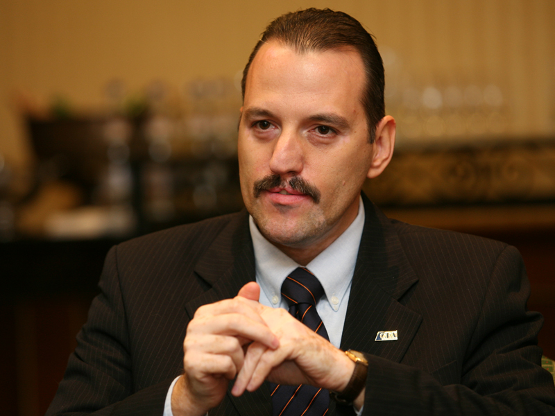 DRAGOS CABAT, ANALIST ECONOMIC: „ROMANII CUMPARA MAI DEGRABA CU DISPERARE, CAND AU BANI, TOCMAI PENTRU  CA ASTEPTARILE LOR PENTRU VIITOR SUNT SUMBRE“. Opinia din 2005 a lui Dragos Cabat pare la fel de actuala si astazi. Este aproape imposibil sa convingi azi un roman ca este util sa-si plateasca taxele in mod corect, ca banii lui sunt utilizati in mod eficient si ca la batranete va avea suportul statului. Optimistii vedeau in urma cu cinci ani in cresterea consumului singurul motor al economiei si un semn de incredere in perspectivele tarii si credeau ca daca ii lasa pe oameni sa se indatoreze mai mult, ei vor deveni mai responsabili.