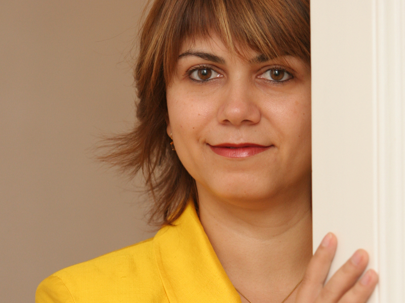 EMMA POPA-RADU, CEO ADVENT: „SE INTAMPLA ATAT DE MULTE LUCRURI IN ACELASI TIMP, INCAT NU APUCI SA TE DUCI  ACASA SI SA ZICI: «DA, AM FACUT O TREABA BUNA». DEJA LUPTI PE ALT PROIECT“. Cover story-ul „Fabricantii de bani“ surprindea in 2006 primele exituri ale fondurilor de investitii din Romania. Advent a fost unul dintre fondurile foarte active si inainte, si in timpul boomului economic, dar si acum, perfectand o tranzactie si in toamna lui 2010. 