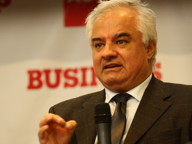 EUGEN RADULESCU, CONSILIER AL GUVERNATORULUI BNR: „INTR-O TARA CIVILIZATA, GUVERNUL NU ARE VOIE SA AIBA CA GRIJA PRINCIPALA SA LE FIE BINE CLIENTILOR POLITICI, NU ASTA E ROLUL LUI“. A existat o Romanie a prosperitatii, a aparut o Romanie a saraciei si a nesigurantei. Cresterea economica record din 2008, de 8%, parea ca s-a topit in numai cateva saptamani: cele mai optimiste prognoze indicau cresteri modeste, de 2%, iar altii vorbeau de recesiune. Pe ce se bazau? In unele cazuri era de-a dreptul propaganda politica.