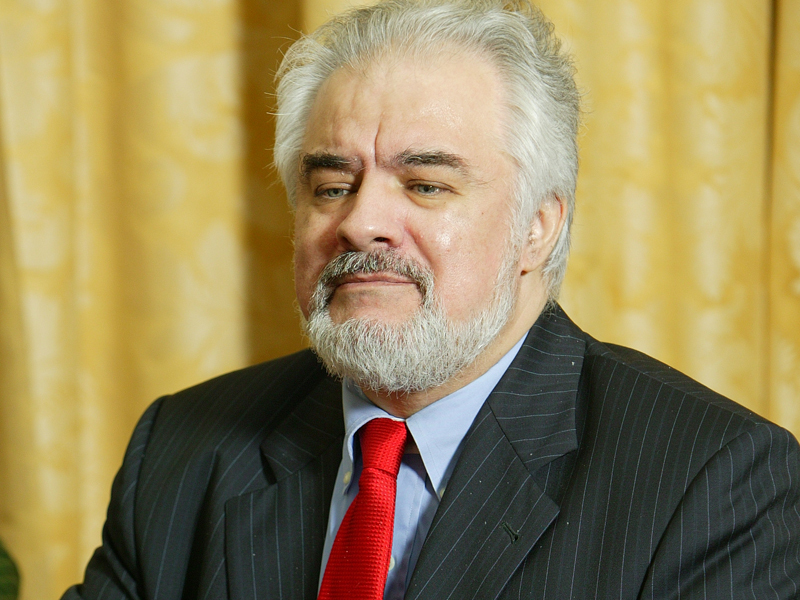 EUGEN  RADULESCU, FOST PRESEDINTE CEC: „DESPRE CEC SE SPUNE CA ESTE PREZENT MAI PESTE TOT, DAR NU SE VEDE NICAIERI“. Daca la inceputul anilor de capitalism CEC detinea mai mult de 90% din economiile populatiei, in 2004 a ajuns sa aiba doar 7% dintre acestea. In urma cu cinci ani, oficialitatile romane aveau in plan sa privatizeze si CEC-ul, numita si „banca de suflet a romanilor“, mai ales dupa privatizarea cu succes a BCR, o tranzactie care a adus la bugetul de stat al Romaniei nu mai putin de 3,5 miliarde de euro. Totusi, in lipsa unor oferte convingatoare, statul a renuntat la privatizarea CEC, transformata in CEC Bank.