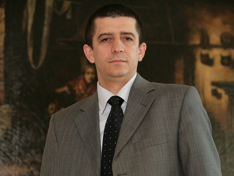 FLORIAN LIBOCOR, ECONOMIST BRD-GROUPE SOCIÉTÉ GÉNÉRALE: „7 MILIARDE DE EURO PENTRU REMITERILE ASA-NUMITILOR CAPSUNARI DEMONSTREAZA CA EXPORTURILE CELE MAI COMPETITIVE SUNT CELE DE FORTA DE MUNCA, DAR SI CA  PRESIUNILE SALARIALE CA URMARE A SCADERII FORTEI DE MUNCA SUNT REALISTE SI IN  CRESTERE“. Cot la cot cu managerii celor mai importante companii si cu cei mai buni antreprenori, lucratorii romani au sustinut si in 2007 economia tarii, pentru al saptelea an consecutiv. In anul in care Romania a aparut oficial pe harta miliardarilor lumii, BUSINESS Magazin a decis sa desemneze capsunarul roman, cel ce aduce miliarde de euro in tara, drept personalitatea anului 2007 in Romania. 