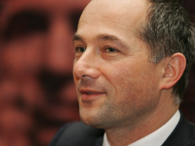 FREDERIC OUDÉA, CEO SOCIÉTÉ GÉNÉRALE: „TRADERII NU SUNT NISTE DIAVOLI, IAR PRIVATE BANKING NU INSEAMNA EVAZIUNE  FISCALA“. Scandalul legat de traderul de la Société Générale care a fost acuzat ca a produs pierderi de 5 miliarde de euro i-a facut de mai multe ori pe oficialii bancii sa reasigure clientii de integritatea serviciilor bancare. Cu toate acestea, afacerile din domeniu nu si-au revenit la nivelul din 2008 nici in cele mai optimiste tari din lume.