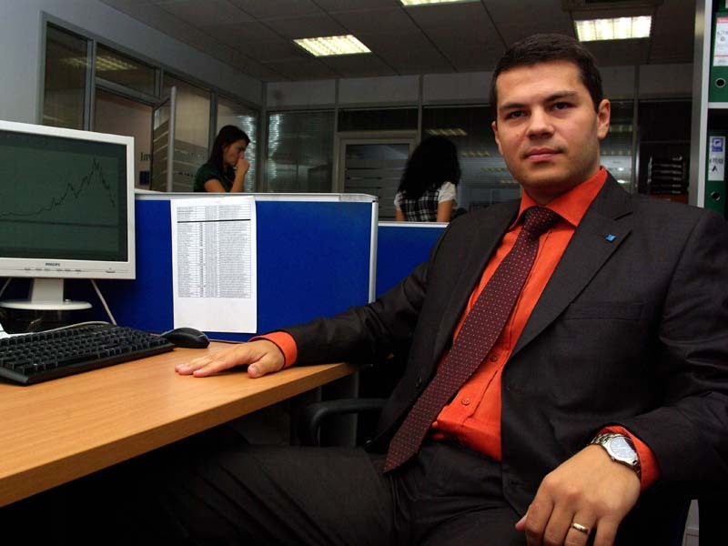 GABRIEL ALDEA, CEO INTERCAPITAL: „DACA AR FI SPUS CINEVA LA INCEPUTUL LUNII AUGUST CA VOM AJUNGE ATAT DE JOS SPRE SFARSITUL ANULUI, TOATA LUMEA AR FI RAS. ACUM INSA SITUATIA S-A SCHIMBAT“. Piata de capital a resimtit primul fior al crizei la inceputul iernii din 2007, cazand abrupt dupa ani intregi de tendinte crescatoare. Economia reala mai avea cam un an de zile sa isi alimenteze iluzia ca va fi ferita de efectele crizei.