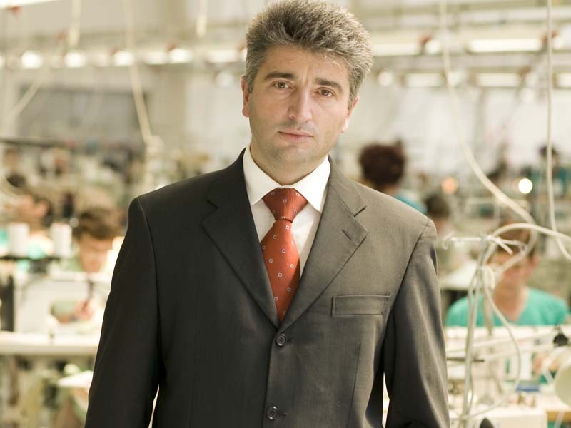 GABRIEL CARLIG, FONDATOR JOLIDON: „LA MOMENTUL ’90 A FOST PRIMA DATA CAND M-AM INTREBAT CU CE AM GRESIT CA M-AM NASCUT IN ROMANIA. AM VRUT SA DEMONSTREZ CA PUTEM SA FACEM O MULTINATIONALA“. Cel mai mare jucator din domeniul lenjeriei intime din Romania, Jolidon, sfida regresul pe care il inregistrau tot mai multi dintre producatorii romani de textile. Pornita din banii stransi din deplasarile externe facute cu ansamblul de dansuri populare Romanasul, afacerea a ajuns in Ungaria, Franta, Italia, Germania si Spania.