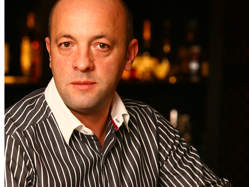 GABRIEL MURARU, FONDATOR DINASTY: „AICI MERITA SA DEZVOLTI O AFACERE ACUM, NU CAND DEJA VOR VENI MARILE LANTURI DE MAGAZINE DIN EUROPA“. Contrar tuturor previziunilor, lohn-ul nu moare, ci se transforma: marii producatori de confectii le subinchiriaza comenzi celor mici. Pentru investitiile in industria textila, lohn-ul nu era insa o solutie pe termen lung, adevaratii castigatori ramanand tot producatorii capabili sa investeasca in marci proprii. In 2007, batalia era in toi.