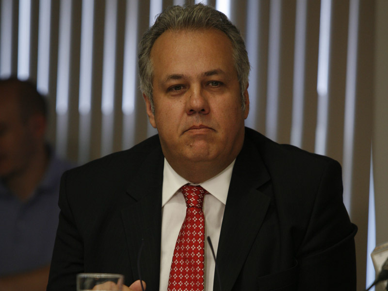 GEORGE MUCIBABICI, SEFUL BIROULUI LOCAL AL DELOITTE: „IN TARA MEA LUCRURILE SE INTAMPLA ALTFEL DECAT IN TARA LOR, IAR PENTRU  CE SE INTAMPLA PE TERITORIUL ROMANIEI, BNR RASPUNDE, NU JUCATORII STRAINI. ȘI E  LOGIC SA FIE ASA“. Argumentele pe care analistii si consultantii, precum Mucibabici, le-au adus tot timpul pentru a responsabiliza autoritatile locale sau nationale pentru actiunile pe care le intreprind au fost aproape de fiecare data trecute cu vederea. 