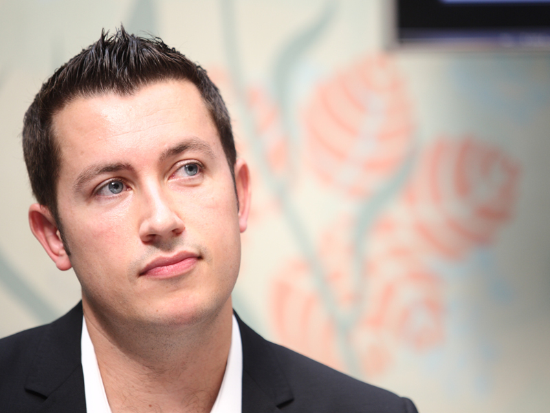 GRANT MCKENZIE, VICEPREȘEDINTE URSUS BREWERIES: „CAND AM VENIT, IN URMA CU CIRCA UN AN, NE GANDEAM LA MEDIUL DIGITAL CAM  2% DIN TIMP. ACUM AM AJUNS LA 20%“. Scotianul care din 2009 ocupa functia de vicepresedinte de marketing al Ursus Breweries masoara astfel maniera in care au evoluat comunicarea si marketingul pentru marii advertiseri din Romania. Pentru unele marci ale Ursus, bugetele dedicate digitalului au ajuns chiar sa fie mai mari decat cele pentru mediile traditionale.