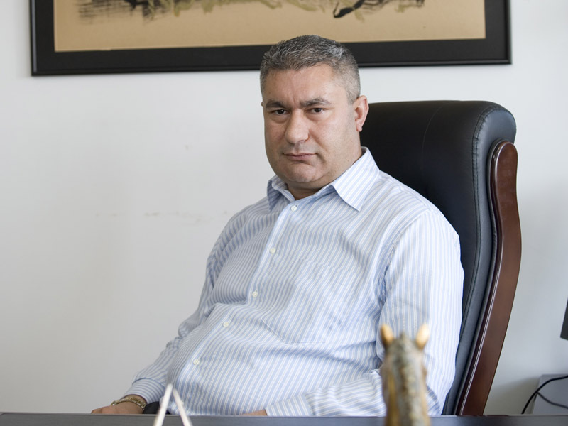 HALIL BULUT, FONDATOR ROSTAR: „PENTRU UN PRODUCATOR, MARILE LANTURI DE MAGAZINE SUNT CA BANCILE FATA  DE CLIENTI. ELE FAC LEGEA“. Producatorul de biscuiti se plangea la sfarsitul lui 2008 de politica dificila a lanturilor de magazine in relatia cu furnizorii. In 2009, cand afacerile producatorilor au scazut semnificativ, a fost elaborat un cod de conduita intre furnizori si hipermarketuri, insa multi comercianti sunt acuzati in continuare de aplicarea „taxelor de raft“ si a altor politici anticoncurentiale.  