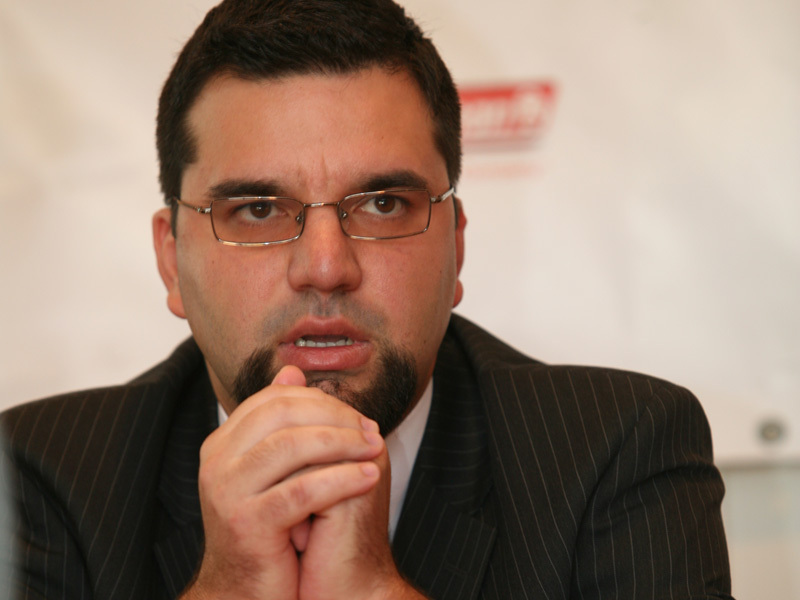 HORIA GALATEANU, FOST CONSULTANT ROLAND BERGER: „IN ROMANIA S-A FORMAT O CLASA DE OAMENI CARE CASTIGA FOARTE MULTI BANI FARA SA AIBA CUNOSTINTE DE MANAGEMENT SAU CULTURA INVESTITIONALA“. Dincolo de antreprenorii care au pornit afaceri fara sa stie in mod neaparat in ce intra, dar au construit un business bun si l-au vandut mai apoi pe bani multi unor multinationale, exista nenumarate exemple de sportivi celebri si bogati care au intrat in afaceri, Gheorghe Hagi, Gica Popescu sau Adrian Ilie fiind doar cateva dintre ele. Cu rare exceptii insa, majoritatea au investit in imobiliare si turism.