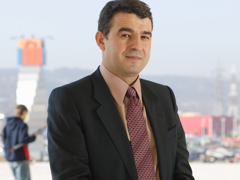 IULIAN DASCALU, PRESEDINTE IULIUS GROUP: „AM FACUT MULTE GRESELI, DAR PIATA M-A IERTAT, PENTRU CA NU EXISTAU TERMENI DE COMPARATIE. DACA AS LUA-O ACUM DE LA CAPAT, AS AVEA FOARTE PUTINE SANSE SA EVOLUEZ ATAT DE REPEDE SI ATAT DE BINE“. Cel mai mare proprietar roman de mall-uri, ieseanul Iulian Dascalu, isi permite sa recunoasca greselile pe care le-a facut de-a lungul anilor. Nu acelasi lucru se intampla cu cei care au facut marea greseala de a investi in imobiliare in perioada 2007-2008.