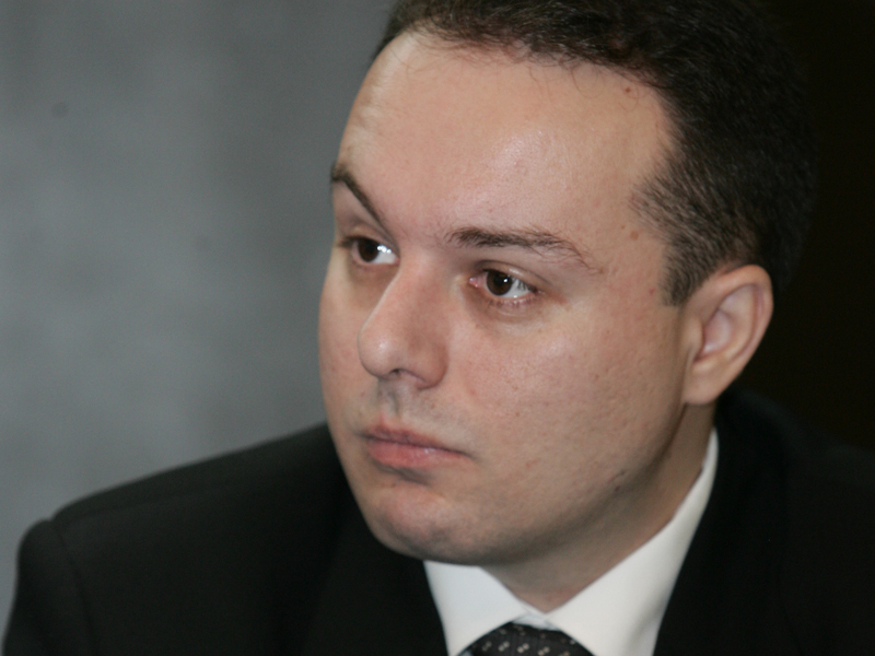 IULIAN PANAIT, PRESEDINTE KTD INVEST: „LA NOI NU CONTEAZA CE CUMPERI PENTRU CA DACA PIATA CRESTE, CRESC TOATE  ACTIUNILE, IAR DACA PIATA SCADE, SCAD TOATE ACTIUNILE“. O declaratie precum cea facuta de Iulian Panait in 2005 venea sa confirme starea de subdezvoltare a Bursei din Romania. Din pacate, nici macar cresterile uriase inregistrate de cele mai multe dintre actiuni pana in 2008 nu au adus prea multi investitori si nici macar emitenti.