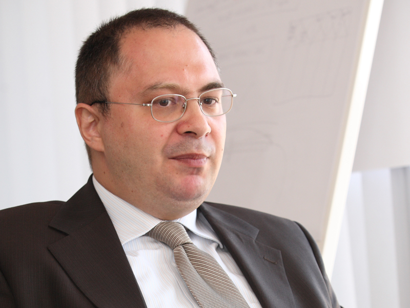 IULIAN PATRASCANU, MANAGING PARTNER FINE LAW: „CEL MAI EXOTIC CAZ PE CARE L-AM AVUT A FOST AL UNUI MANAGER DIN TELECOM CARE A CERUT 99 DE SALARII COMPENSATORII. IN CELE DIN URMA A PRIMIT 24“. Avocatul ne-a fost interlocutor pentru un cover story despre efectul pervers al concedierilor masive care s-au facut anul trecut in sectorul privat si care nu numai ca nu au dus in toate cazurile la efectul urmarit - acela de a reduce costurile -, dar multe companii au fost nevoite sa plateasca din greu pentru aceasta decizie, dupa ce fostii angajati si-au dat in judecata angajatorii.