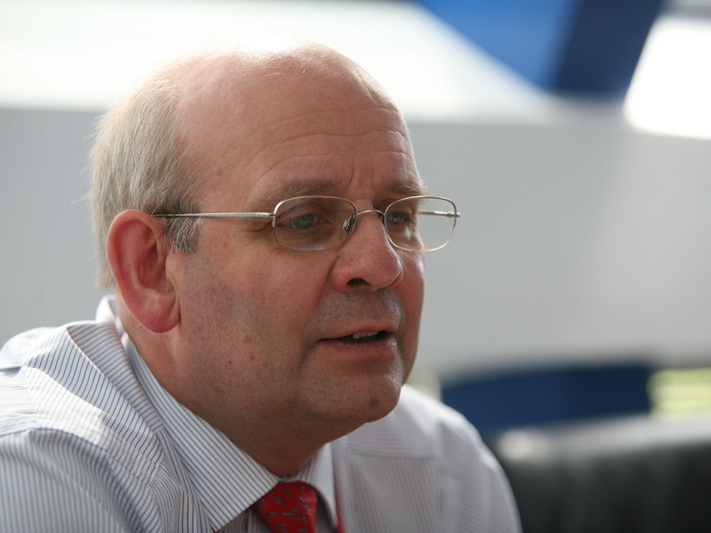 JONATHAN SCHEELE, FOST SEF AL DELEGATIEI COMISIEI EUROPENE IN ROMANIA: „SCADEREA IN POPULARITATE A UE PRINTRE ROMANI ESTE PRETUL PLATIT PENTRU  SINCERITATE, DAR CRED CA MERITA“. In urma cu cinci ani, inaintea integrarii in Uniunea Europeana, romanii aveau o incredere oarba in aderare. Peste 64% dintre locuitorii tarii credeau cu tarie, conform datelor unui Eurobarometru, ca aderarea va aduce cu sine si un trai mai bun. Romanii erau la acea vreme campioni in ce priveste imaginea buna pe care o aveau despre UE fata de alte popoare mult mai temperate in aprecieri. Una dintre explicatiile acestei perceptii tin insa de faptul ca romanii detineau cunostinte limitate despre institutiile UE.