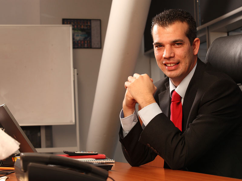 JOSE JACOBO CALLER, FOST SEF CARREFOUR ROMANIA: „PUTEM PLANGE PENTRU CE SE INTAMPLA LA NEW YORK, DAR NOI TRAIM IN ROMANIA. EU NU CRED CA VOM FI INFLUENTATI“. Retailerii mizau la mijloc de 2008 pe siguranta oferita de acele domenii de activitate asupra carora impactul crizei este redus, asa cum e comertul. Oficialul Carrefour vorbea la acea vreme de marirea ritmului de expansiune a retelei de magazine, insa planurile nu s-au concretizat, iar vreme de doi ani reteaua nu a mai deschis niciun hipermarket.