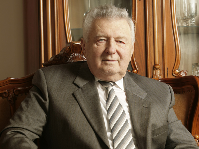 JOSEF GOSCHY, PROPRIETAR UNITA TURISM: „I-AM INTREBAT PE NEPOTI CE VOR: SA VAND TOT SI SA NU MAI MUNCEASCA TOATA  VIATA SAU SA LE LAS LOR TOATA AFACEREA. EI AU ALES A DOUA VARIANTA“. Valoarea hotelurilor lui Goschy ajunsese la 350 de milioane de euro la finele anului 2008. Planurile de investitii ale hotelierilor erau tot mai ambitioase, afaceristii din sector vorbind despre zeci de unitati cu sute si mii de camere. Motiv pentru care mostenitorii lui Goschy au refuzat sa vanda businessul bunicului lor si sa mizeze pe cresterea pietei. Acum, nu e cert daca, intorcandu-se in timp, ar mai alege aceeasi varianta.