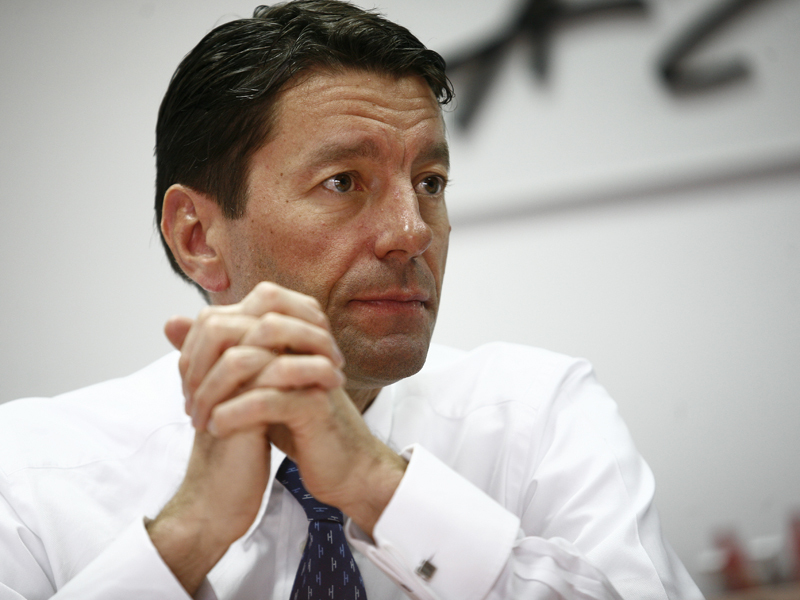 KASPER RORSTED, CEO HENKEL GROUP: „DISPARE SEGMENTUL MEDIU DE PRET: CONSUMATORII PREFERA COVARSITOR ORI PRODUSELE IEFTINE, ORI PE CELE DE MARCA, DIN GAMA PREMIUM“. In primul interviu acordat pentru presa romaneasca, seful Henkel a explicat noile conditii in care va trebui sa functioneze industria bunurilor de consum, cu o cerere redimensionata. Tarile emergente sunt insa in continuare tinta principala pentru investitiile grupului; in particular, pentru a treia fabrica din Romania, Henkel si-a bugetat zece milioane de euro.