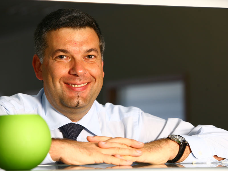 LORAND SZARVADI, FONDATOR DOMO: „DACA AS AVEA SIGURANTA CA IN URMATORII TREI ANI NU VINE NICIUN RETAILER  INTERNATIONAL IN ROMANIA, AS CONTINUA DE UNUL SINGUR“. Dupa un 2006 mai slab si sub spectrul intrarii pe piata a unor competitori internationali, retailerii de electrocasnice erau pregatiti de vanzare. Szarvadi vorbea despre vanzarea unei parti din afacerea Domo, ceea ce s-a si petrecut. Intre timp, el a facut o oferta de rascumparare a retailerului de electronice si electrocasnice, ceea ce ar fi o premiera pe piata romaneasca.