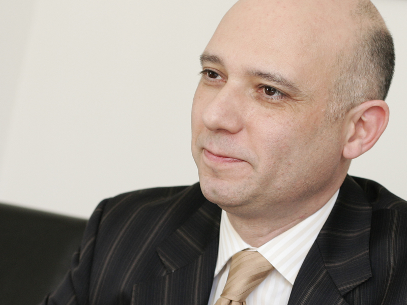 MALIN MALINEANU, MANAGER BEST WESTERN ROMANIA: „HOTELURILE DIN PROVINCIE NU SUNT LOCOMOTIVE, CI VAGOANE; NU ADUC IN SINE DEZVOLTARE ECONOMICA, DAR O SUSTIN PE CEA EXISTENTA”. Concentrarea investitiilor din industria hoteliera in Capitala a eclipsat ani buni dezvoltarea hoteliera in provincie. Cand au inceput insa sa curga investitiile si hotelurile in tara, proprietarii le-au considerat afaceri satelit. Chiar si asa, in 2006, piata hoteliera din provincie era dominata de antreprenori regionali, prea putini fiind cei care aveau o extindere nationala.