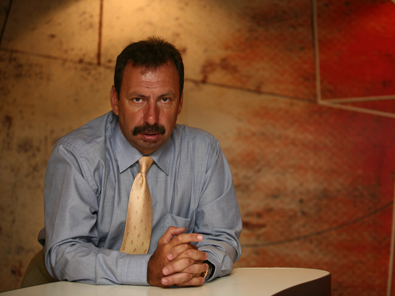 MARIAN ALECU, FOST DIRECTOR GENERAL MCDONDALD’S: „CEEA CE ESTE SPECIFIC PENTRU CONSUMATORUL DIN ROMANIA ESTE NEVOIA DE VIZIBILITATE. EL NU IESE LA RESTAURANT SA MANANCE, EL IESE SA FIE VAZUT“. Managerul care a adus McDonald’s in Romania remarca un element definitoriu pentru comportamentul consumatorului roman, anume ca este extrem de influentat de factorii emotionali, precum dorinta de vizibilitate, de transmiterea unei imagini corespondente unui anumit statut. Comerciantii au avut insa mult de castigat in ultimii ani de pe urma acestor trasaturi.