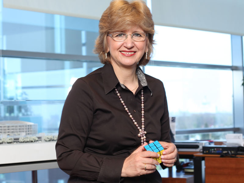 MARIANA GHEORGHE, CEO PETROM: „EXISTA O CICLICITATE, EXISTA CRIZE IN VIATA LUMII, A ECONOMIILOR SI A COMPANIILOR. VA TRECE“. CEO-ul OMV Petrom era in 2009 in fata primei scaderi a consumului de carburanti, care afectase vanzarile companiei cu peste 10%. Petrom a marcat profit in 2009 si in conditiile dificile de piata, iar 2010 se arata si mai dificil pentru companie. Atitudinea Marianei Gheorghe a fost optimista inca de la inceputul crizei financiare. 