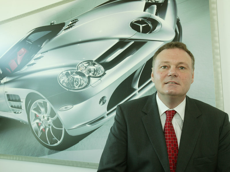 MICHAEL GREWE, DIRECTOR GENERAL MERCEDES BENZ: „EXISTA UN SINGUR LUCRU PE CARE TREBUIE SA IL FACEM ACUM: SA NU INTRAM IN  PANICA“. Vanzarile de masini au cazut la o treime fata de anul 2007. In a doua jumatate a lui 2008, cei mai multi dealeri au intrat intr-un razboi al discounturilor, pentru a scapa de stocuri. Problema a fost ca acelasi razboi a continuat si in 2009, cand vanzarile au scazut in continuare, iar acum dealerilor le este greu sa revina la preturile care le-ar permite sa faca si profit pentru a putea ramane pe piata.