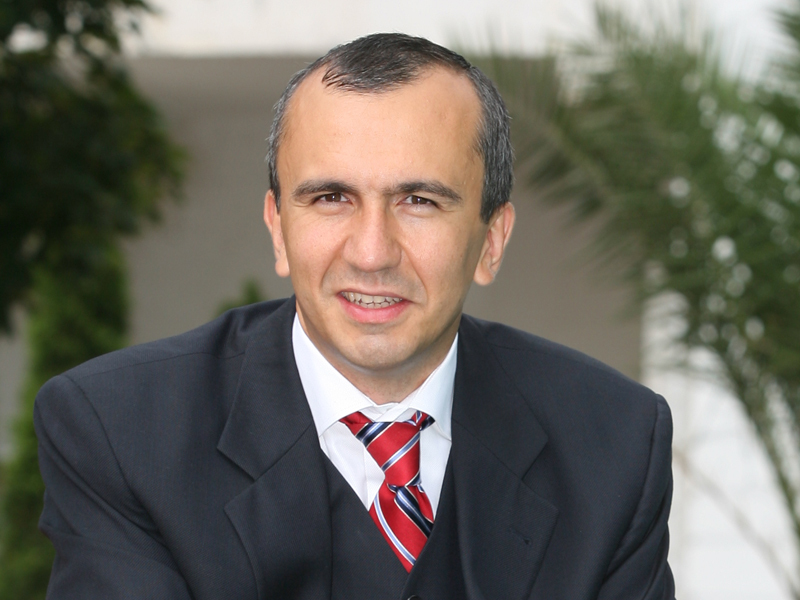 MIHAI GHYKA, SEF BERGENBIER: „ODATA CU CERTITUDINEA ADERARII, RETICENTELE INVESTITORILOR DISPAR, CRITICILE  SE TRANSFORMA IN OPORTUNITATI SI ROMANIA DEVINE NOUL EL DORADO EUROPEAN  PENTRU TOTI CEI CARE PANA MAI IERI ERAU SCEPTICI“. In 2005, oamenii de afaceri vorbeau despre potentialul de dezvoltare a Romaniei si felul in care acesta avea sa se accentueze odata cu intrarea in UE, iar principalul efect pozitiv avea sa fie atragerea investitorilor straini. In mare parte, asteptarile lor au fost confirmate, in conditiile in care ultimii trei ani au marcat o serie de intrari pe piata locala ale marilor jucatori internationali.