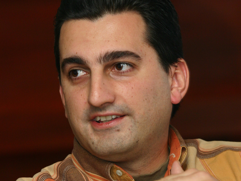 MIHAI MOGHIOR, CEO BRAINSPOTTING: „IT-UL NE APROPIE CEL MAI MULT DE VEST FATA DE ORICE ALTA INDUSTRIE DIN ROMANIA, ATAT CA SALARII, CAT SI CA VALOARE A COMPETENTELOR“. Salariile din IT au urcat printre primele in Romania. Specialistii din domeniu au castigat tot timpul peste medie (salariul unui programator bun echivaland in ultimii ani cu salarii de middle management din companii), iar, din 2009 incoace, desi nu sunt complet ferite de criza, companiile din domeniu ofera si stabilitate. 