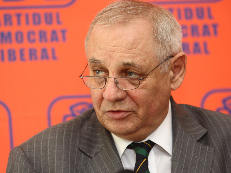 MIHAI SEITAN, FOST DIRECTOR AL CASEI DE PENSII: „DACA NICI ACUM NU REZOLVAM PROBLEMA PENSIILOR, VOM AVEA PROBLEME SERIOASE PESTE CATIVA ANI“. Se poate spune ca previziunile pe care Mihai Seitan le facea in 2005 s-au adeverit: sistemul public de pensii este la un pas de colaps, Romania are nevoie de bani imprumutati pentru a plati pensiile si salariile bugetarilor, iar in anii care care urmeaza situatia se va inrautati cu siguranta, cu atat mai mult cu cat vom ajunge la un raport de dependenta negativ, in care vor fi mai multi pensionari decat salariati.