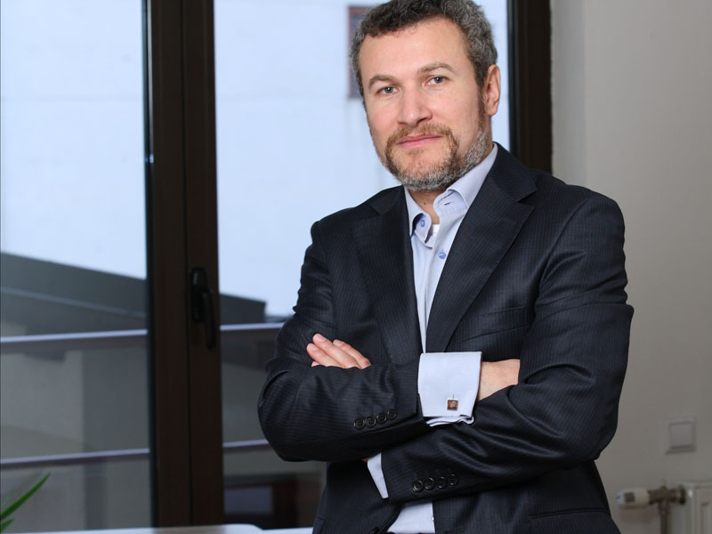 MIHAI SFINTESCU, DIRECTOR INVESTITII 3TS CAPITAL: „NICIO COMPANIE NU E INDEAJUNS DE IEFTINA DACA E O COMPANIE PROASTA“.  Fondurile de investitii prezente in Romania dispuneau undeva la inceputul lui 2009 de 1,5 - 2 miliarde de euro pentru achizitii pe piata romaneasca. Dar regulile jocului se schimba pe o piata in scadere, cu consum redus si afectata de blocaj financiar; este un adevar pe care multi antreprenori l-au inteles prea tarziu. 