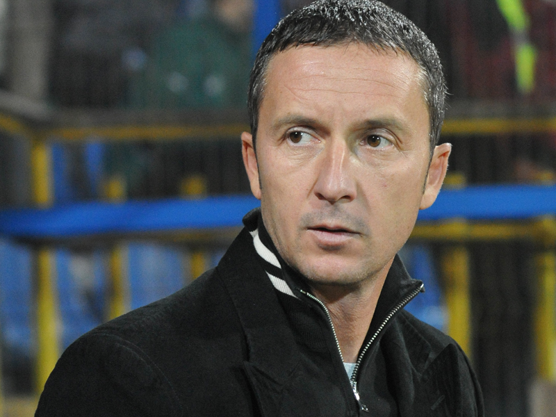 MIHAI STOICA, FOST MANAGER STEAUA: „NEMULTUMIREA MEA ESTE CA BRANDUL STEAUA - CARE IN ROMANIA E MAI PUTERNIC DECAT COCA-COLA - NU E VALORIFICAT NICI LA 25% DIN POTENTIALUL SAU“. In afara de milioanele de fani si de contractele de sponsorizare de pe tricouri si stadioane, echipa din Ghencea nu face business din numele ei. La patru ani distanta de la articolul „Fortza Steaua“, lucrurile nu s-au imbunatatit. Dimpotriva. 