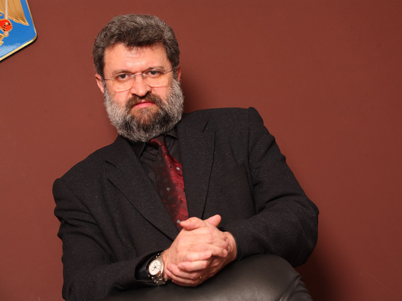MIRCEA VESCAN, PRESEDINTELE PATRONATULUI GAZELOR DIN ROMANIA: „DACA ESTE SA NE UITAM IN PREZENT SI IN VIITORUL APROPIAT, ASA CUM NE DESCURCAM ZILELE ACESTEA NE-AM PUTEA DESCURCA TOT TIMPUL. CU O INDUSTRIE  CHIMICA INCHISA SI CU PRODUCTIA DE ENERGIE CENTRATA PE HIDRO, NUCLEAR SI  CARBUNE SAU PACURA, CRED CA ROMANIA SE POATE DESCURCA. DAR NU CRED CA SE VA INTREPRINDE NIMIC IN ACEST SENS IN VIITORUL APROPIAT“