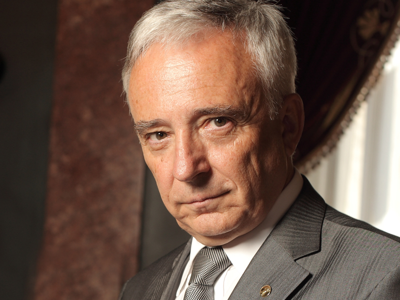 MUGUR ISARESCU, GUVERNATORUL BNR: „ESTE POSIBIL SA CALCAM PE BATATURI BANCILE, DAR PE TERMEN LUNG NE INTERESEAZA NU NUMAI CA ELE SA FUNCTIONEZE, CI SI SA OBTINA PROFIT, CARE ESTE O FUNCTIE MAJORA IN ECONOMIA DE PIATA“. In 2005, cand Banca Nationala a Romaniei a introdus regulile de limitare a creditului neguvernamental in valuta, efectele nu s-au lasat prea mult asteptate. In numai o luna, dobanzile pentru creditele in lei s-au aliniat sub plafonul de 10%, desi majoritatea bancherilor contestau aceasta decizie. La acea vreme, si bancile sistasera aproape total creditarea in valuta.