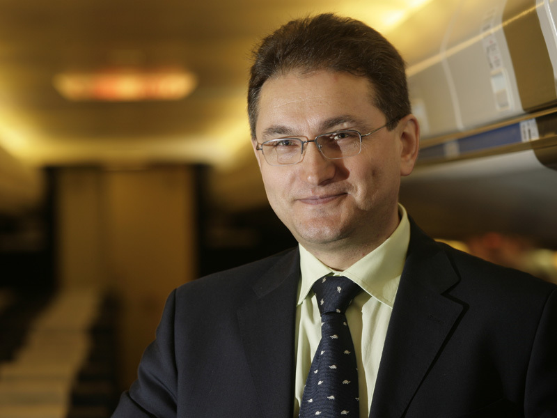 NICOLAE PETROV, FONDATOR CARPATAIR: „ZBORUL E O PASIUNE SI UN EXERCITIU CARE ITI RESETEAZA CALCULATORUL. ITI POTI GESTIONA AFACEREA MULT MAI EFICIENT ZBURAND DECAT DE LA BIROU“. Omul din fruntea singurei companii de linie private din Romania isi crestea afacerea de la an la an. Compania a raportat plusuri ani la rand pe seama hub-ului construit pe Aeroportul „Traian Vuia“ din Timisoara. Intre timp, aparitia operatorilor low-cost a mai taiat din aripile Carpatair, insa reteta gasita de Petrov a facut ca proiectul sa fie singurul infiintat in anii ’90 care a rezistat pietei.