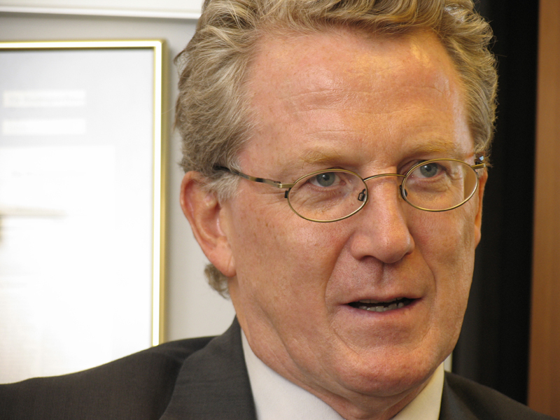 OBIE MOORE, FOST MEMBRU AMCHAM: „TARILE IN CARE AU EXISTAT ANUL TRECUT CELE MAI MULTE DEPLASARI DE OFICIALI AMERICANI AU FOST CHINA SI ROMANIA“. In 2005, George Bush si John Kerry se duelau pentru functia de presedinte a SUA. Obie Moore, membru in consiliul director al Camerei de Comert Romano-Americane, sublinia, intr-o ampla analiza referitoare la felul in care rezultatul alegerilor de peste hotare va influenta relatiile economice cu Romania, ca in timpul administratiei Bush vizitele oficialilor americani fusesera numeroase. Mai mult, in aceeasi perioada, un val de investitii americane pe piata romaneasca fusese deja declansat.
