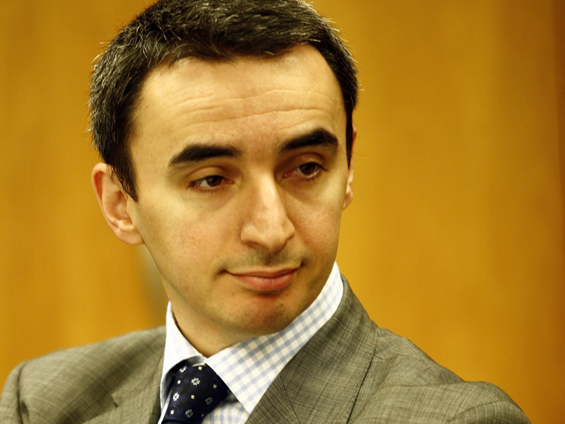 OCTAVIAN PANTIS, TMI: „UNORA LE DAU LACRIMILE, SE SPERIE RAU DE TOT. SUNT UNII CARE PETREC INTR-O SAPTAMANA DOUA ORE CU COPILUL SI CATE 20 DE ORE PRIMESC SI TRIMIT E-MAILURI. CURSUL DE MANAGEMENT AL TIMPULUI ESTE CEL MAI BINE VANDUT PRODUS AL COMPANIEI SI SE INSCRIU DOAR TOP MANAGERI, PENTRU CA II DOARE“. In 2006, tirania e-mailului era abia la inceput. In coverstory-ul „e-biro-cratia“, concluzia a fost ca 36% din timpul de lucru al unui angajat este ocupat cu citirea, scrierea si sortarea mailului. Cand mai muncesc oamenii?