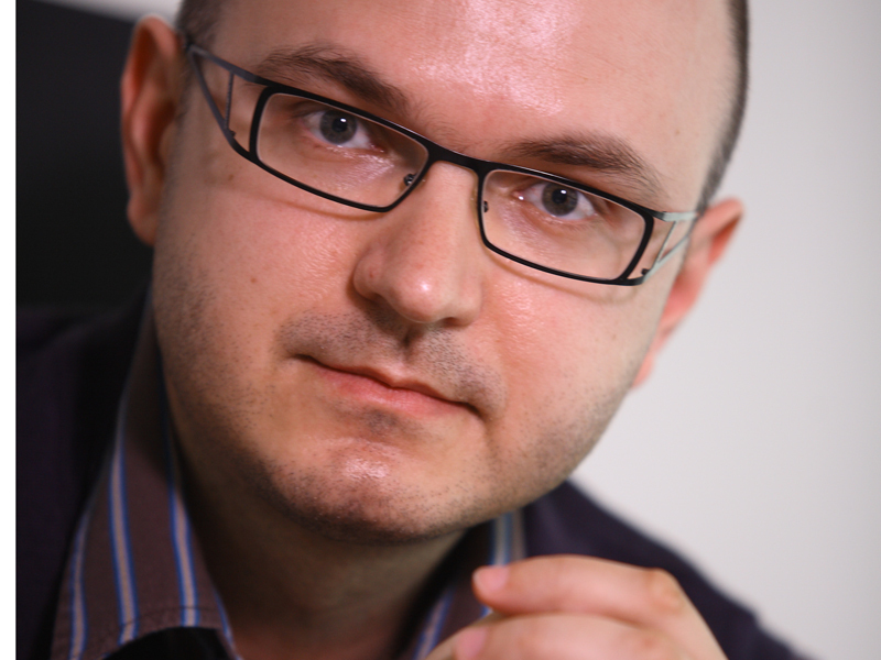 ORLANDO NICOARA, DIRECTOR GENERAL APROPO MEDIA: „DIN 1999, DE CAND A INCEPUT SA SE VANDA RECLAMA IN INTERNETUL ROMANESC, SI PANA ACUM, SPECIALISTII IN DOMENIU AU RAMAS O MANA DE OAMENI“. Vanzatorii de reclame din online au ramas in continuare destul de putini, desi vanzarile de reclama in internetul romanesc au depasit 10 milioane de euro in 2009.  