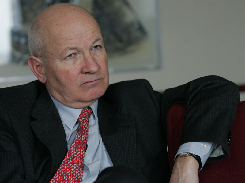 PATRICK GELIN, FOST PREȘEDINTE BRD: „CRED CA CEI CARE INTRA PE PIATA ROMANEASCA ASTAZI RISCA SA AIBA DECEPTII“. Chiar in primele saptamani dupa aderarea la Uniunea Europeana, zeci de grupuri internationale si-au anuntat oficial intentia de a face afaceri pe piata locala - in sectorul bancar, al asigurarilor, pe bursa si in intermediere financiara. Gelin spunea la acea vreme ca peste tot in Europa, piata de retail bancar este dominata de un numar mic de institutii (5-6) si, pe termen lung, nu este loc de un numar dublu de banci de retea, asa cum se intampla atunci. De aici urmau sa apara si deceptiile.